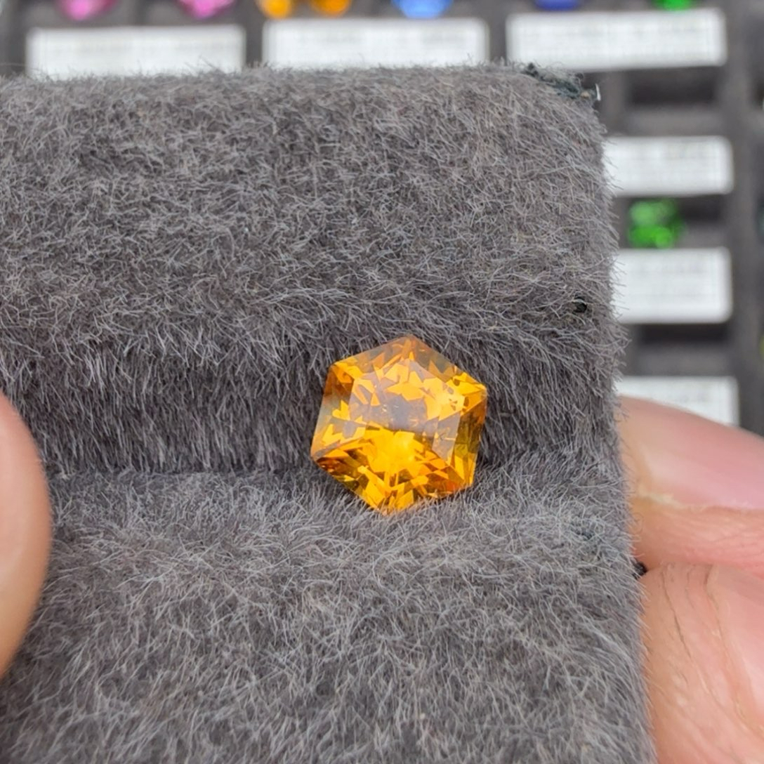 1.27克拉老烧黄色蓝宝石裸石未镶嵌