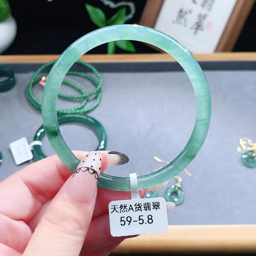 翡翠手镯（圆镯）未镶嵌