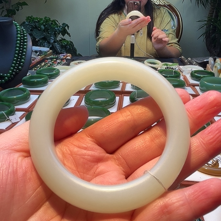 未镶嵌手镯和田玉青白60圈口