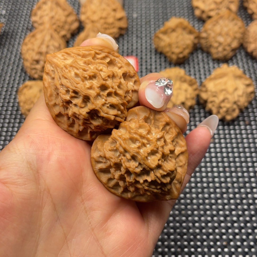 圪****谁秦岭小王文玩核桃