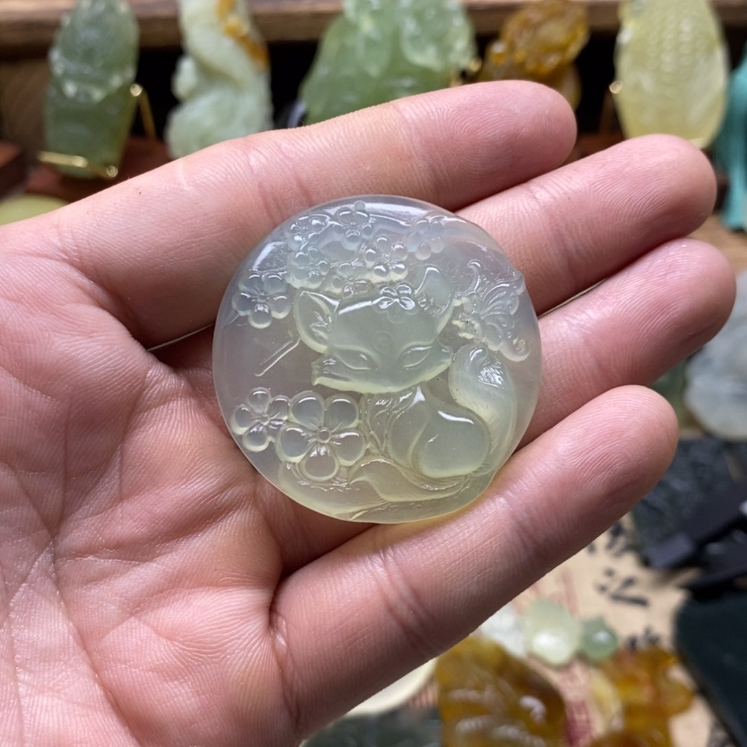 未镶嵌岫玉九尾狐吊坠小**帆