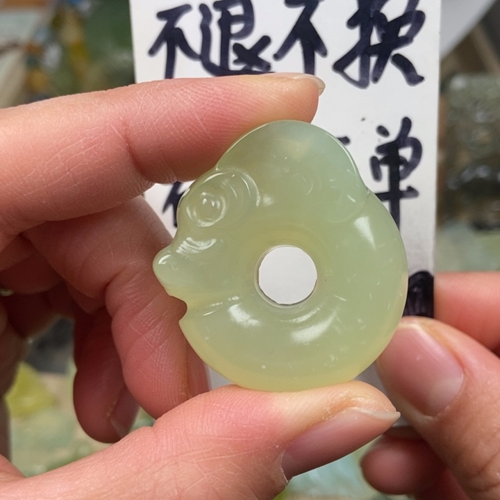 蛇纹石玉颈饰未镶嵌