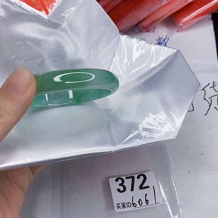 翡翠未镶嵌手镯一图一物实物为准（微瑕处理）