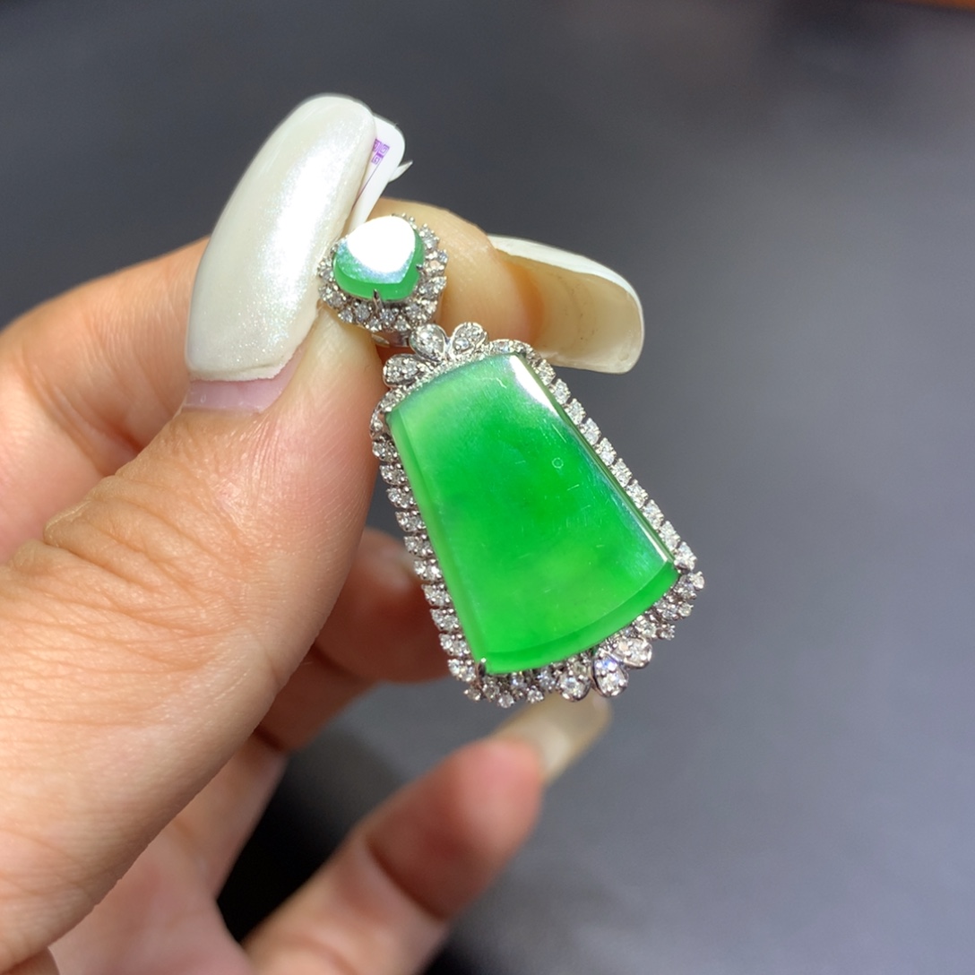 翡翠18K金镶嵌颈饰