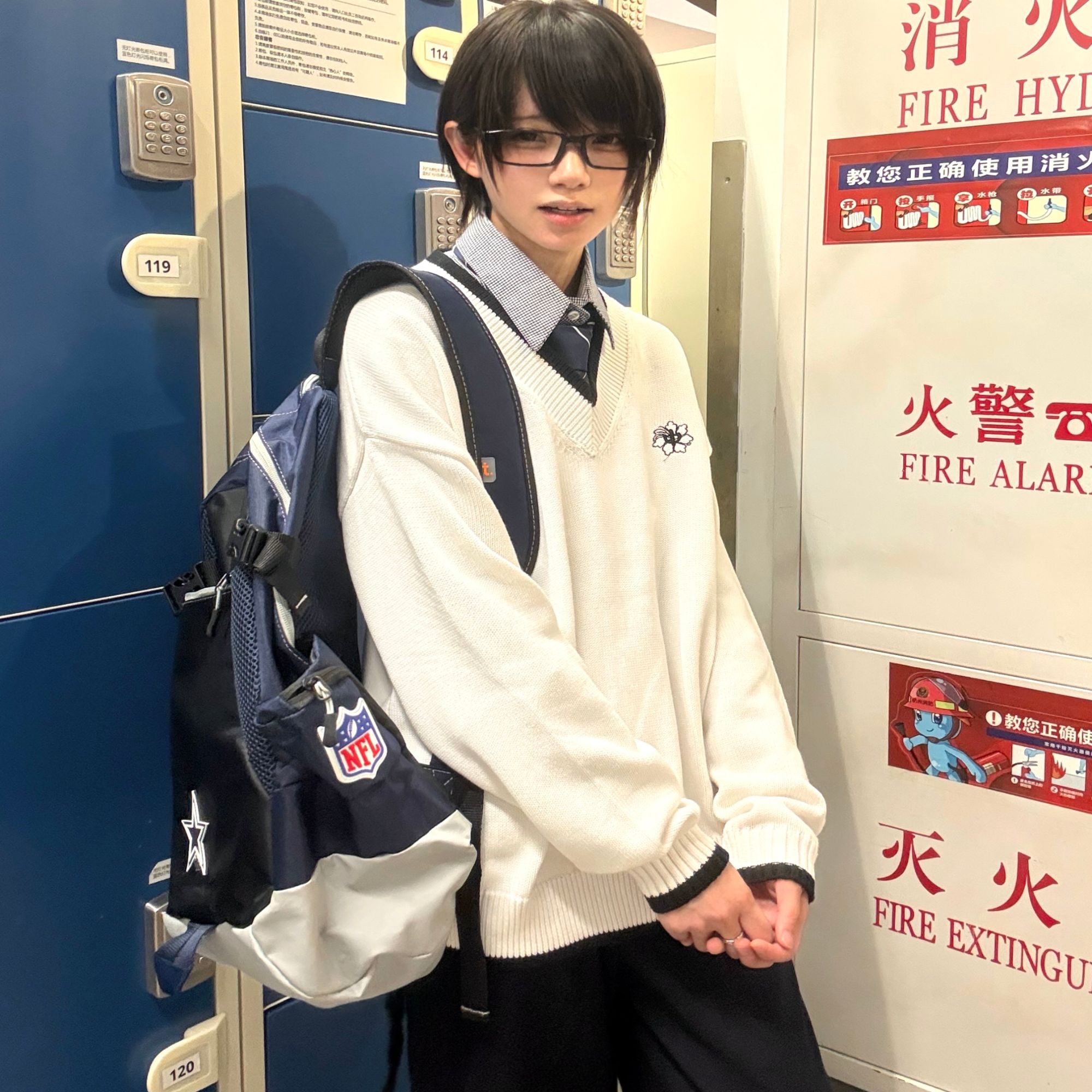 Anzmo贩卖元气 小底同款原创無花中多色刺绣套头V领学生制服毛衣