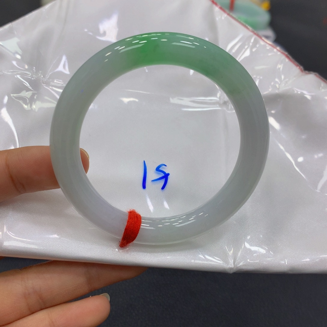 翡翠手镯未镶嵌翡翠