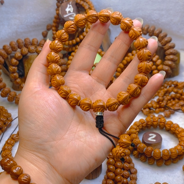 吊坠桃核張****?金蟾籽手持