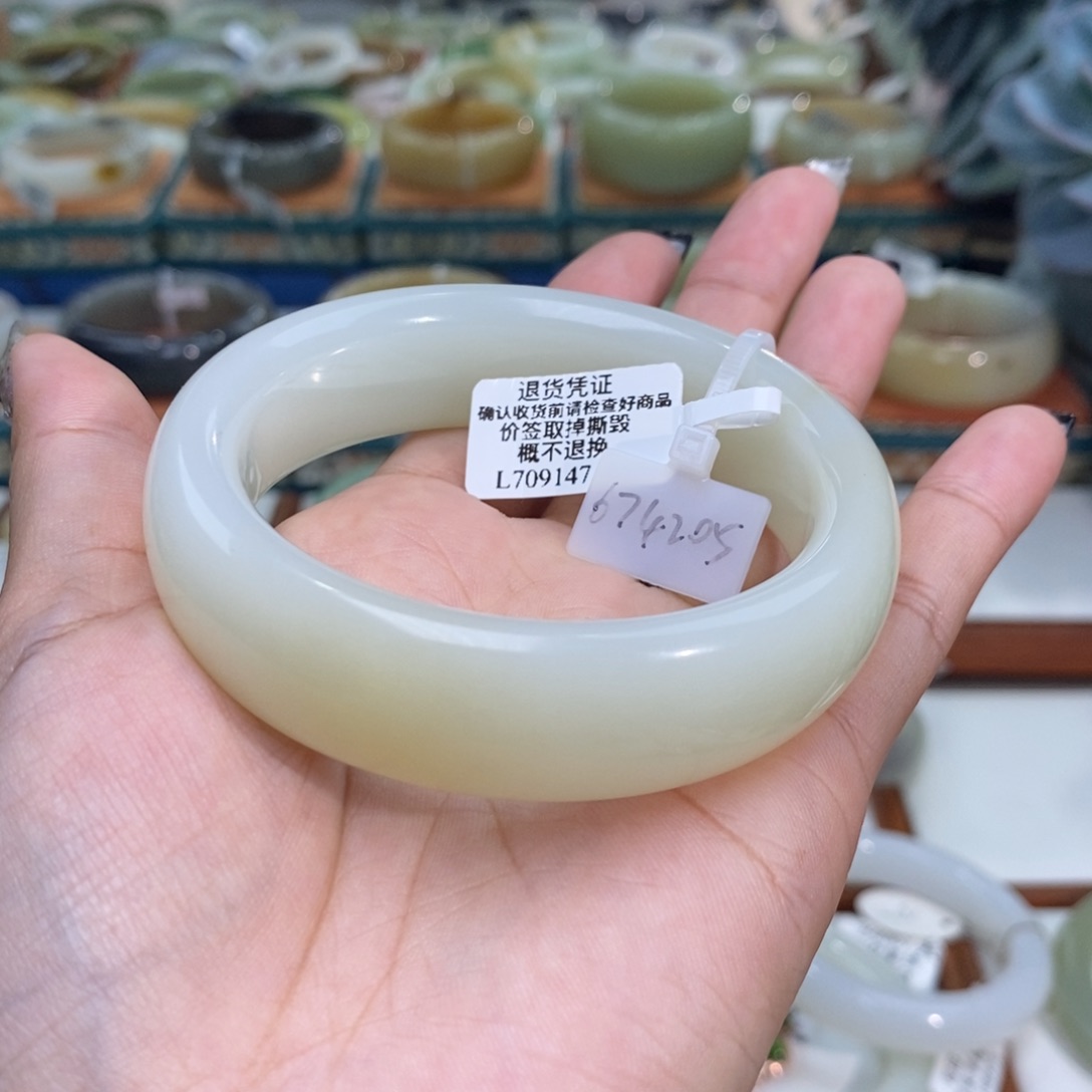 欢***爱和田玉未镶嵌手镯和田玉且末暖白飘糖5657