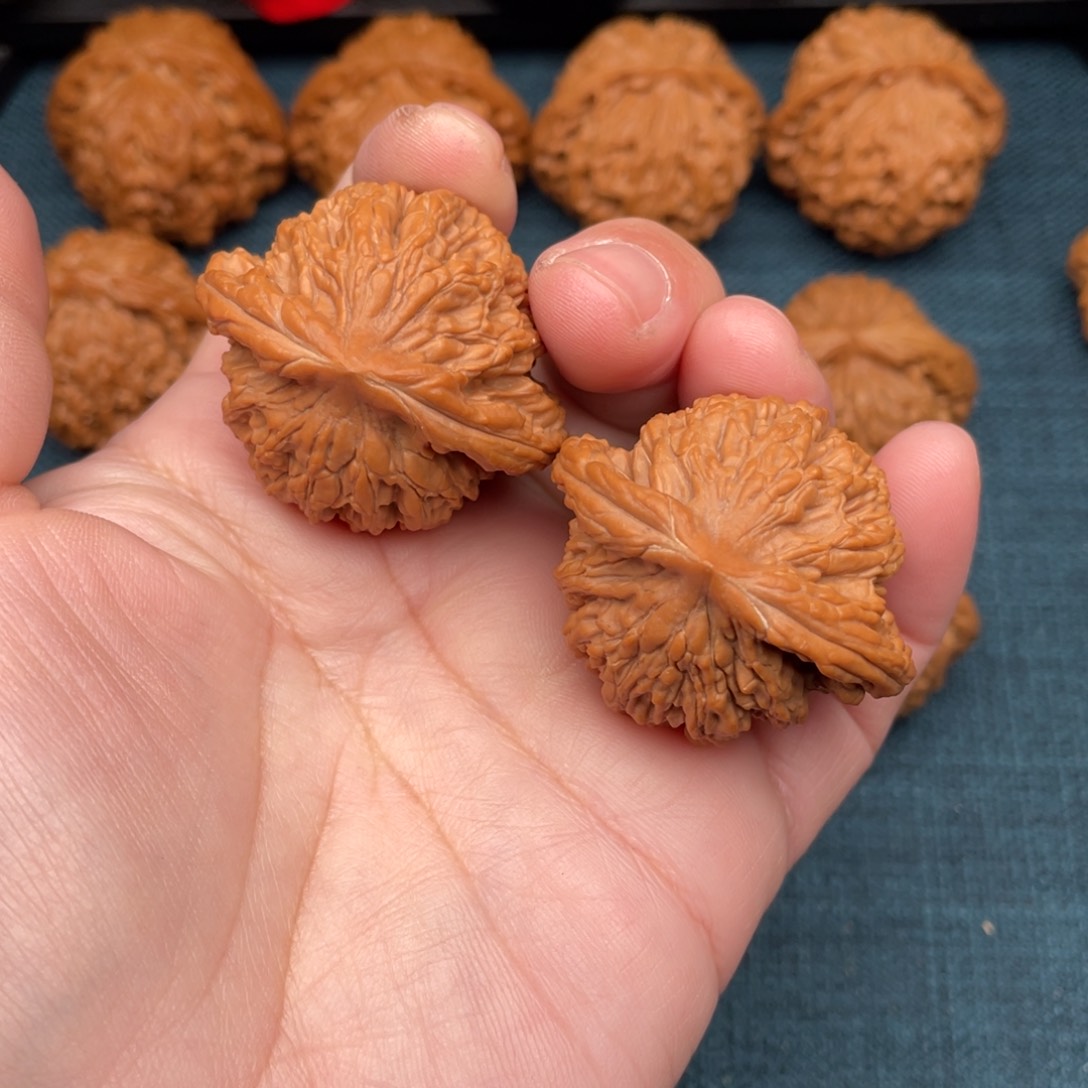 文玩核桃把件全品红皮虎头41