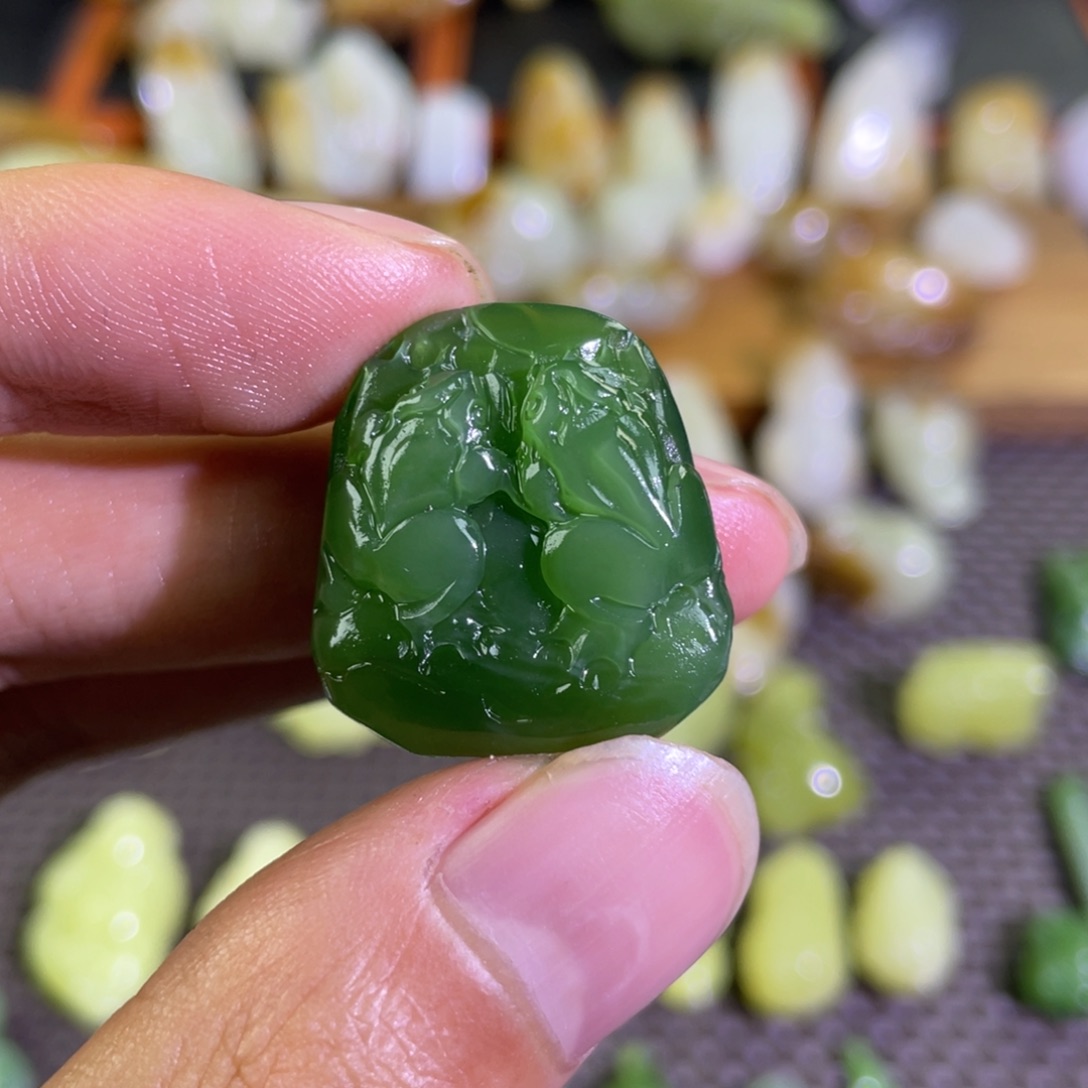 颈饰未镶嵌和田玉俄碧辣绿呱呱来财