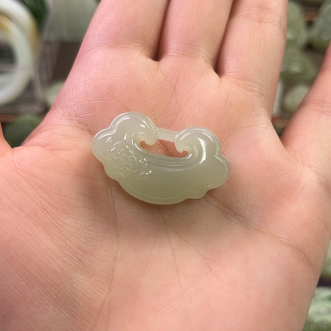 和田玉颈饰未镶嵌财****?