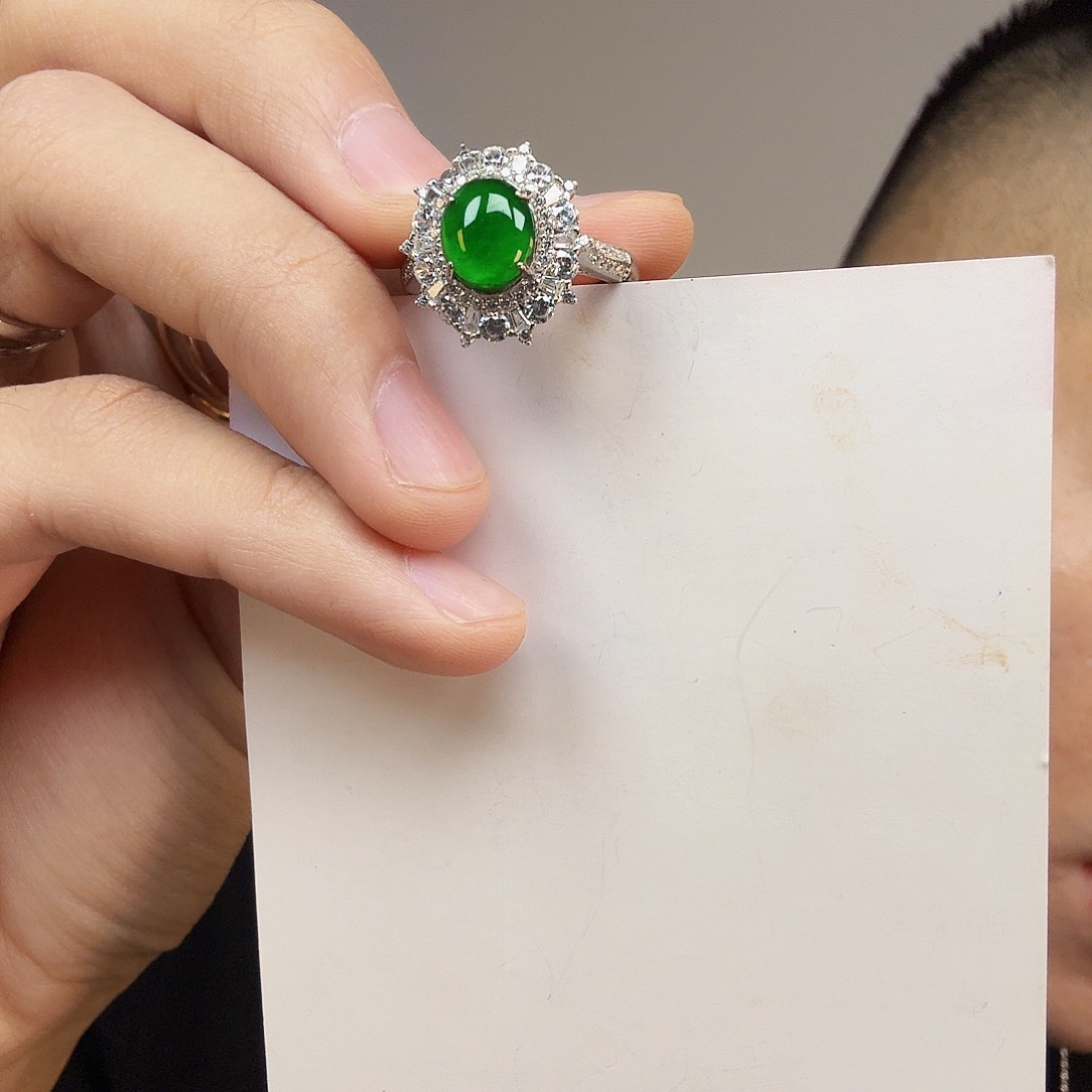 翡翠未镶嵌颈饰一件