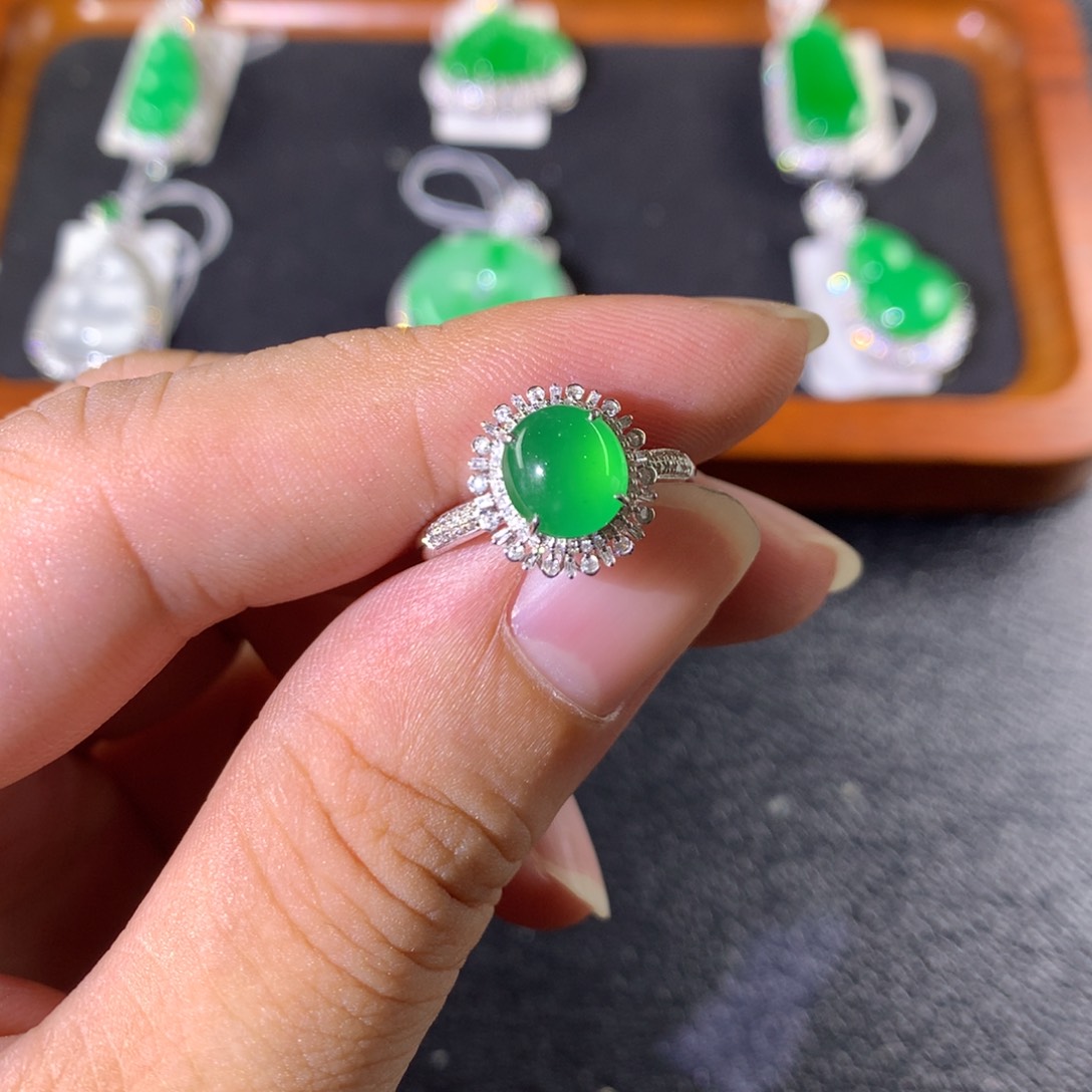 18K金镶嵌戒指翡翠翡翠