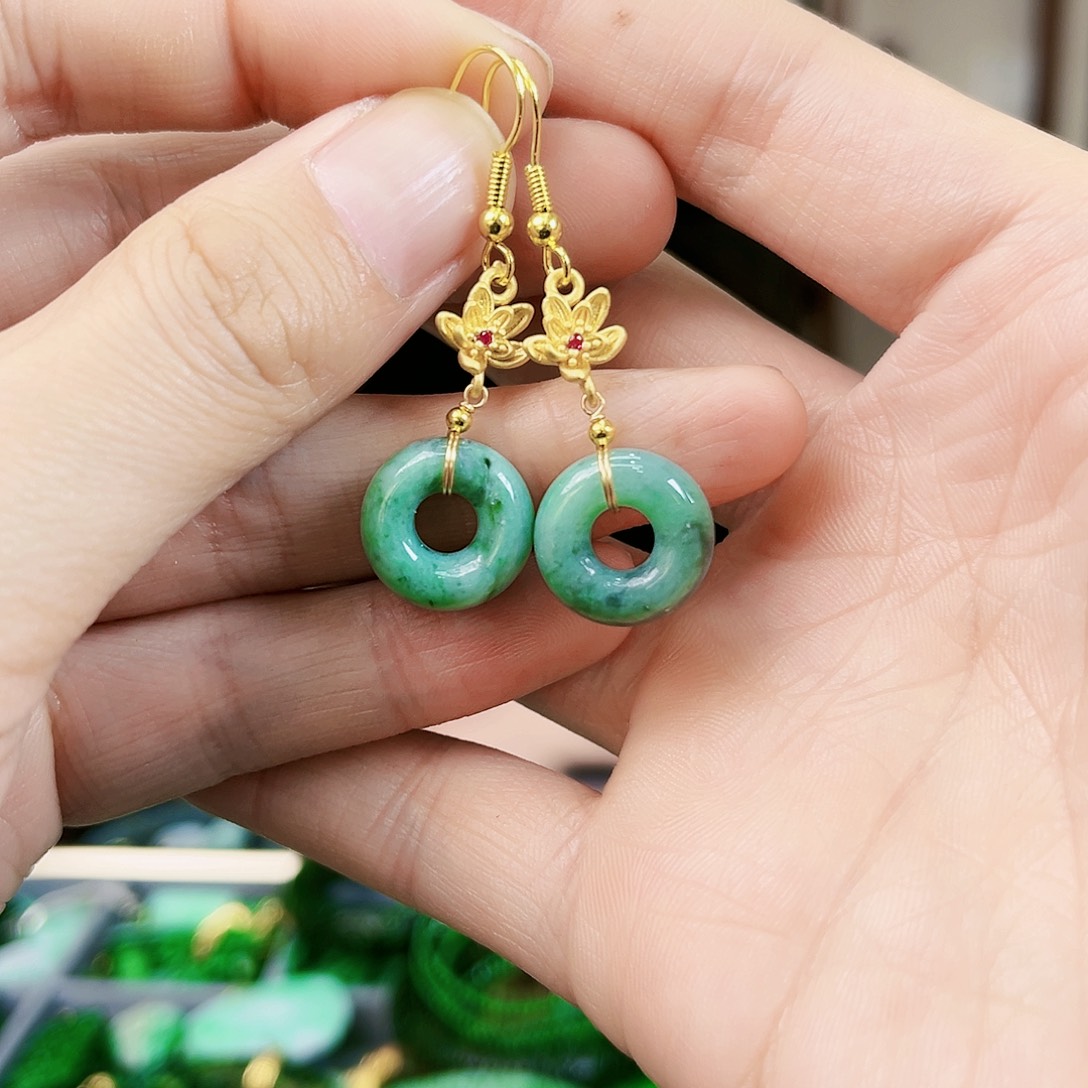 翡翠颈饰未镶嵌耳饰