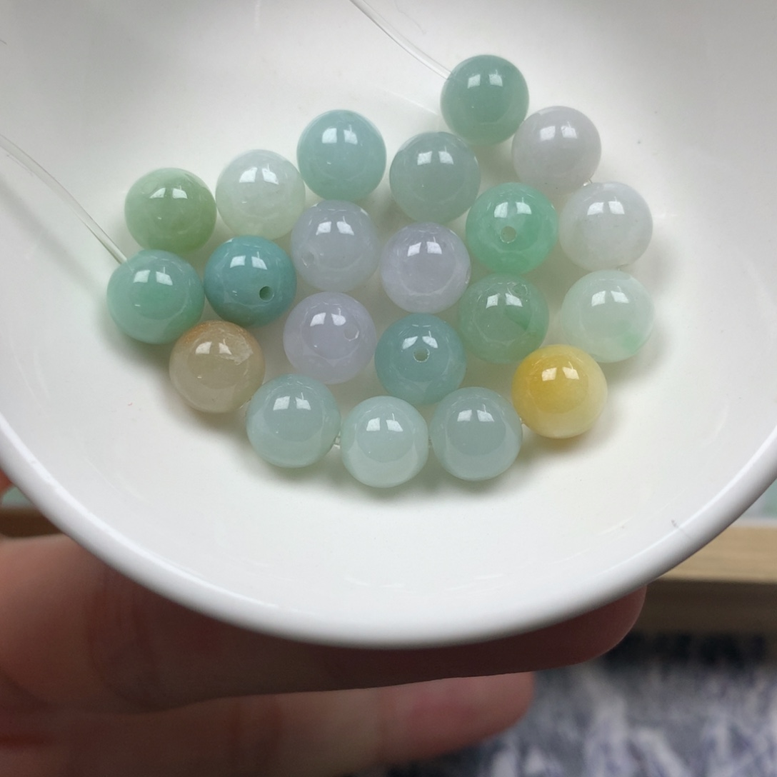 翡翠颈饰未镶嵌卡8。单圈。23颗 