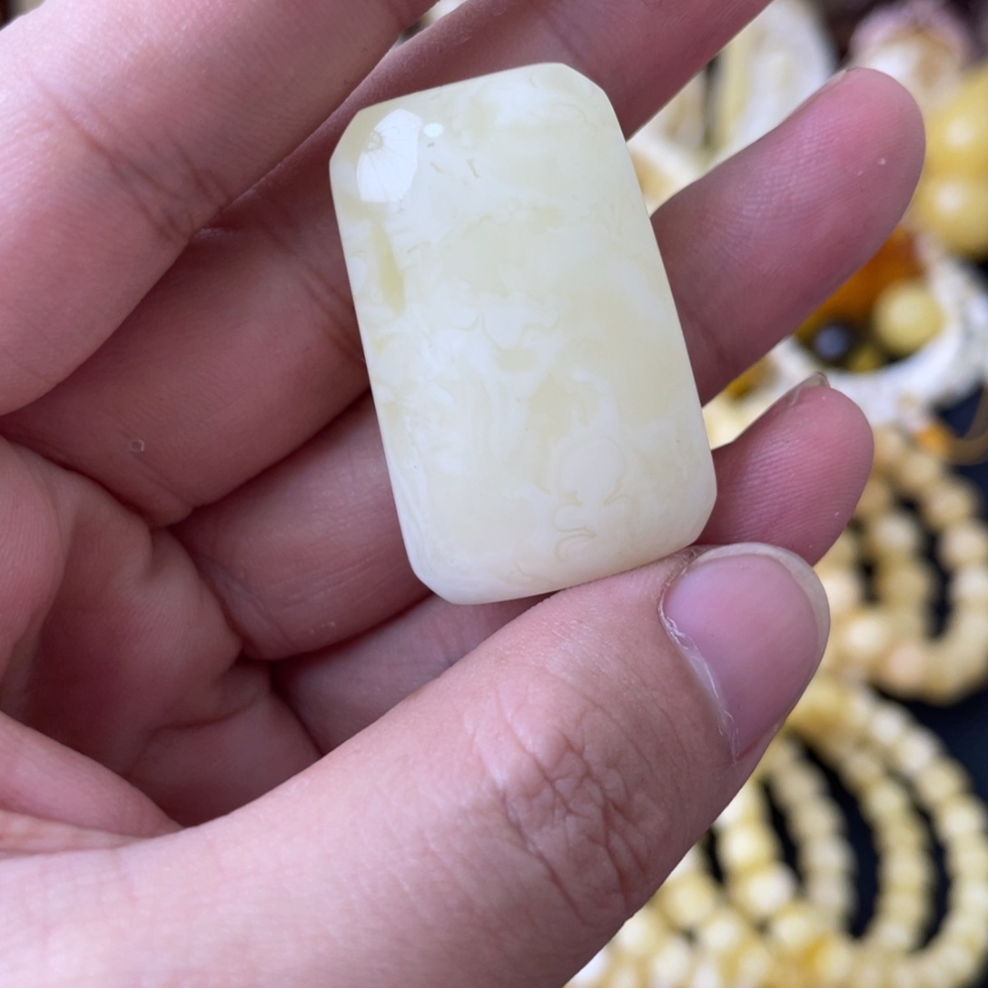 未镶嵌琥珀裸石俄料浓白蜡妖花无事牌