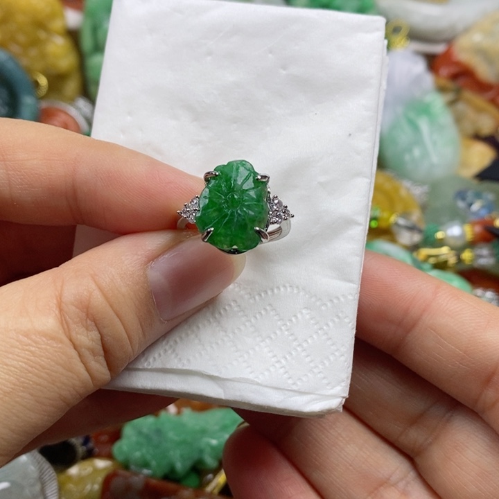 翡翠吊坠(赠链)未镶嵌