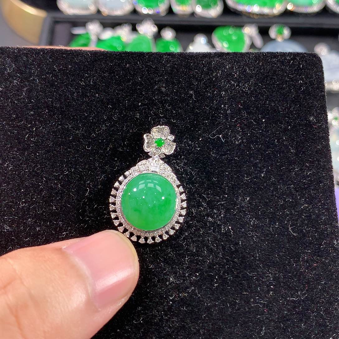 翡翠18K金镶嵌颈饰