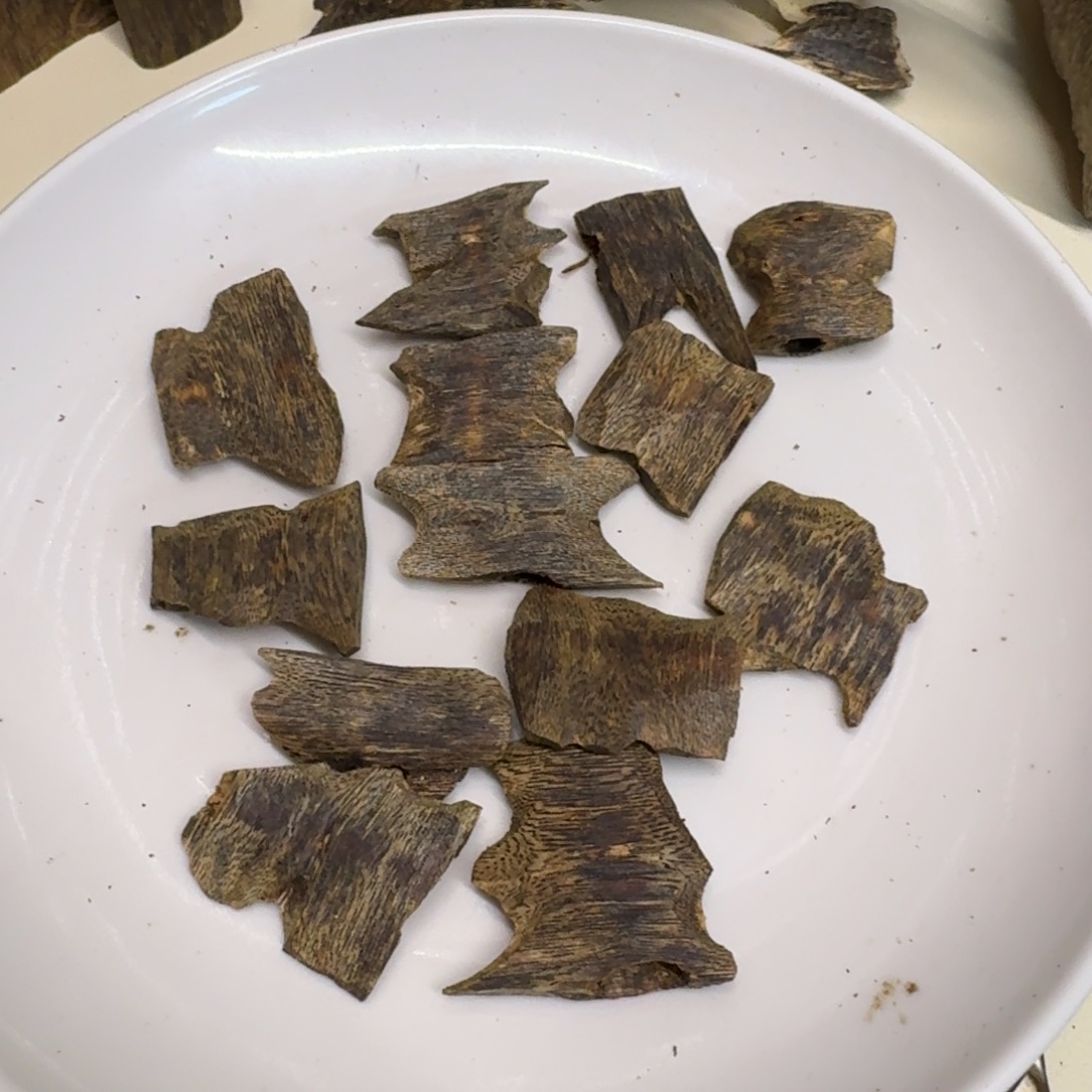 沉香碎屑沉香红骨凹身高油块料40克