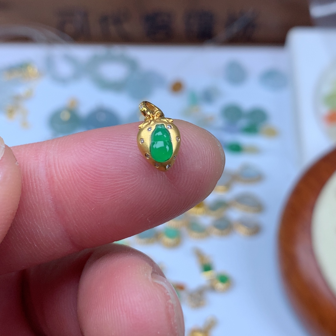 翡翠18K金镶嵌颈饰草莓