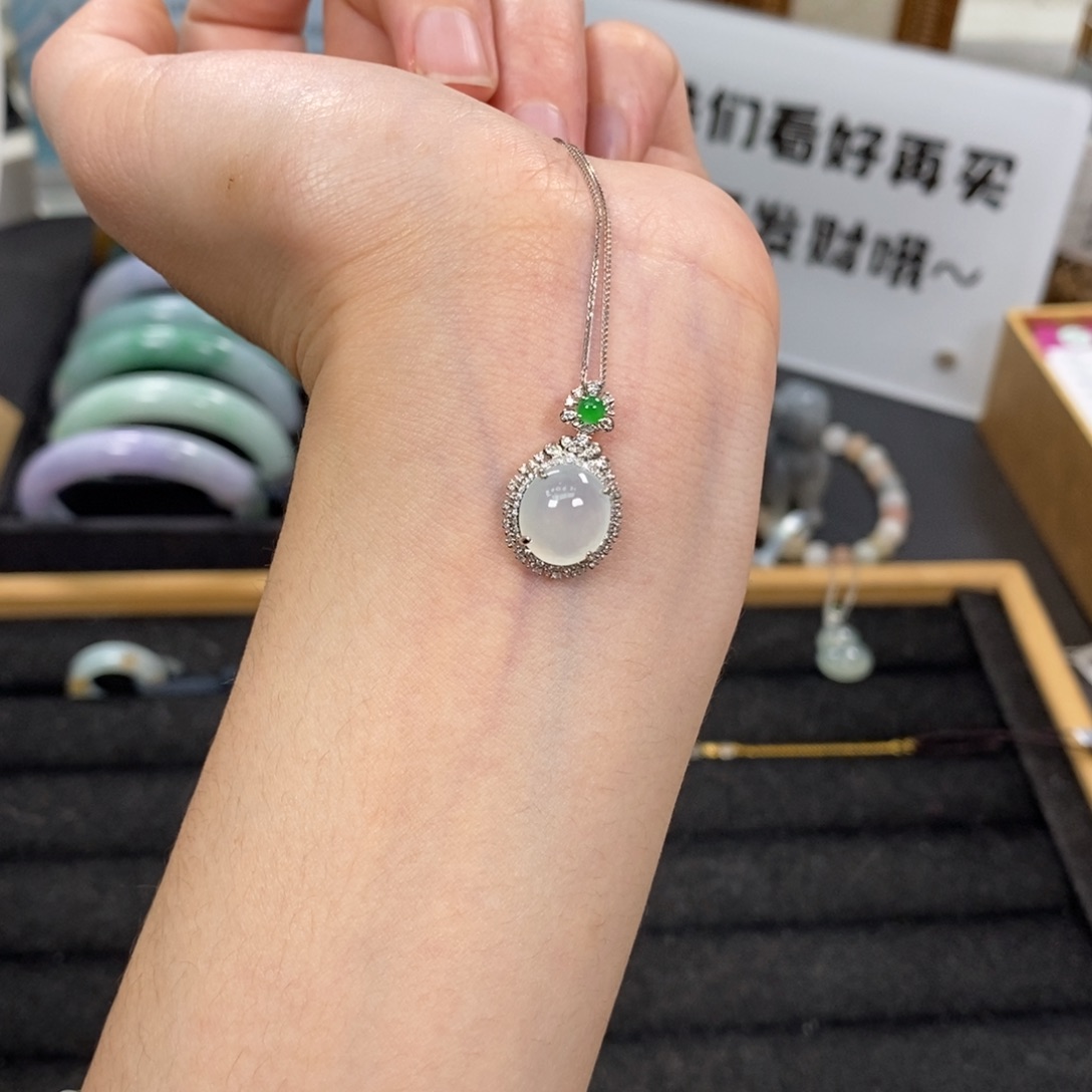 颈饰18K金镶嵌翡翠