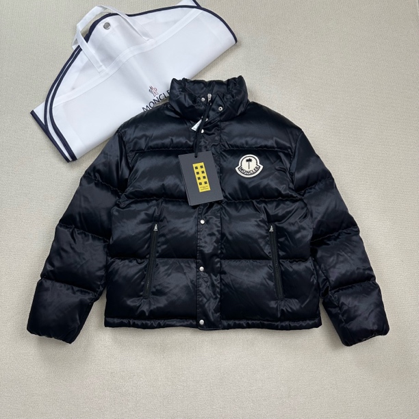 未使用 MONCLER 联名款植绒大标羽绒服/3码/WL2163
