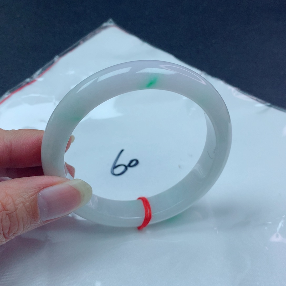 翡翠手镯未镶嵌翡翠手镯