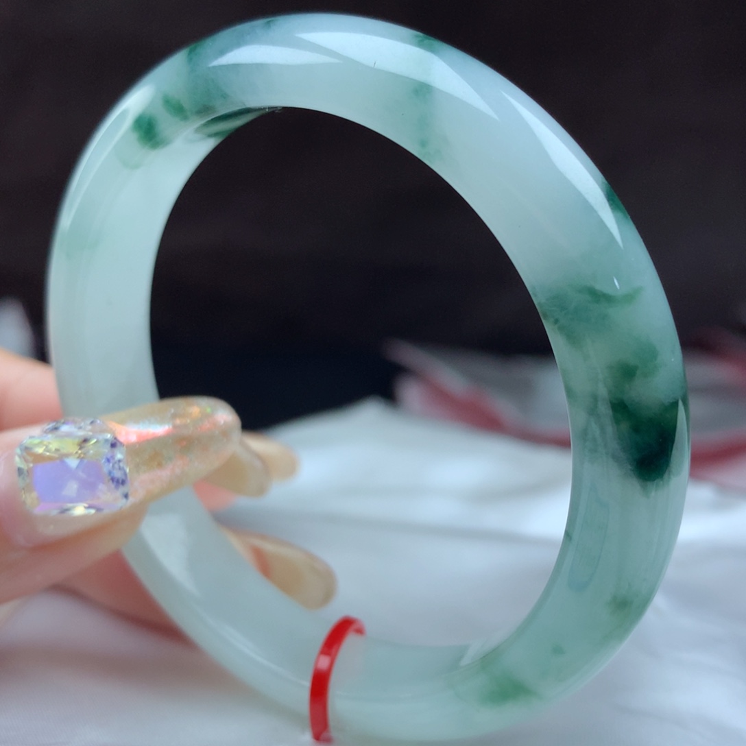 翡翠手镯未镶嵌96748，