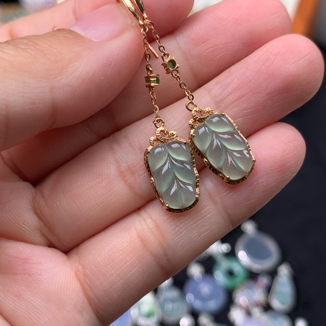 18K金镶嵌翡翠耳饰叶子耳勾