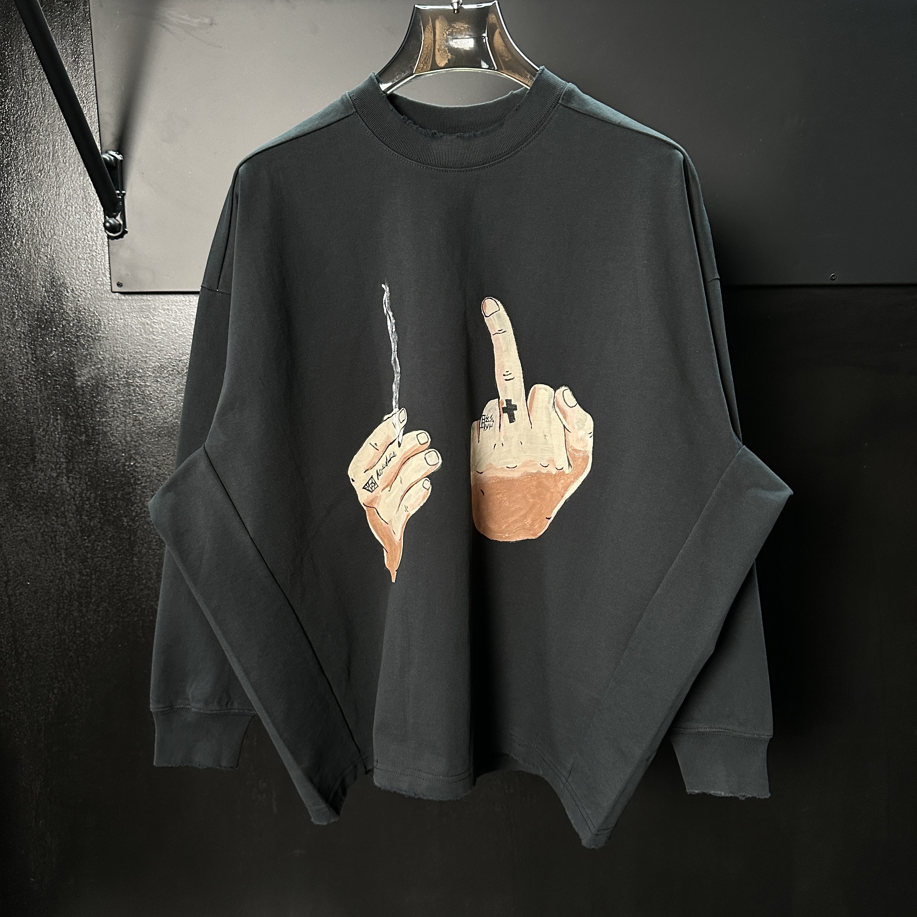 【冷目潮物质】手绘定制痞指烬烟重磅宽松T恤蝙蝠袖水洗400g长袖