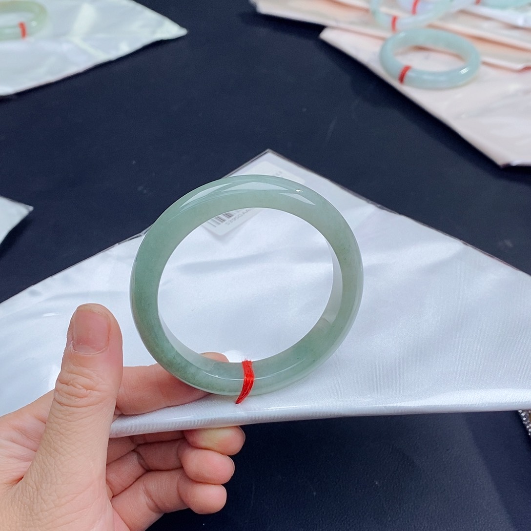 翡翠手镯未镶嵌翡翠