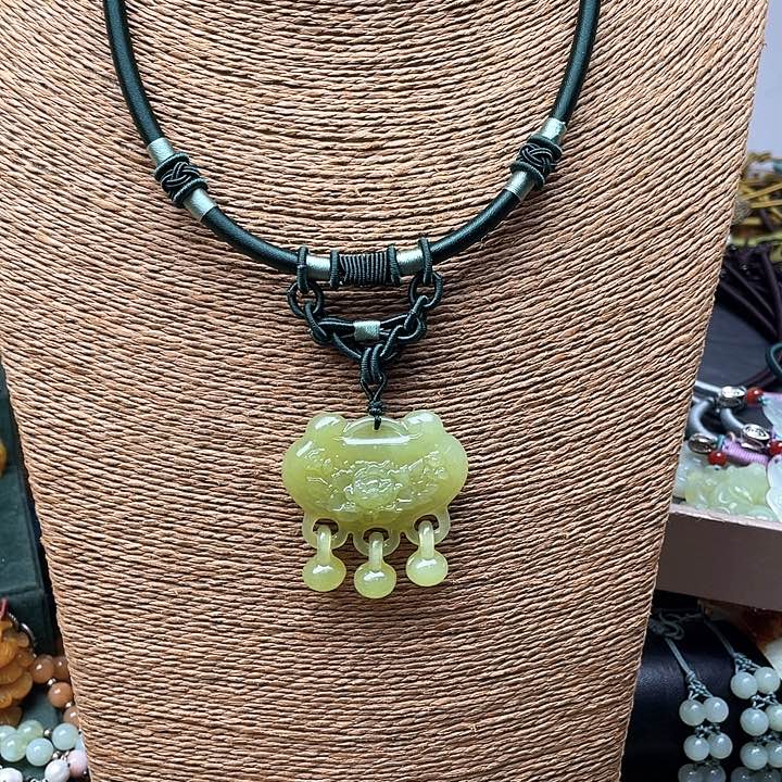 蛇纹石玉吊坠未镶嵌