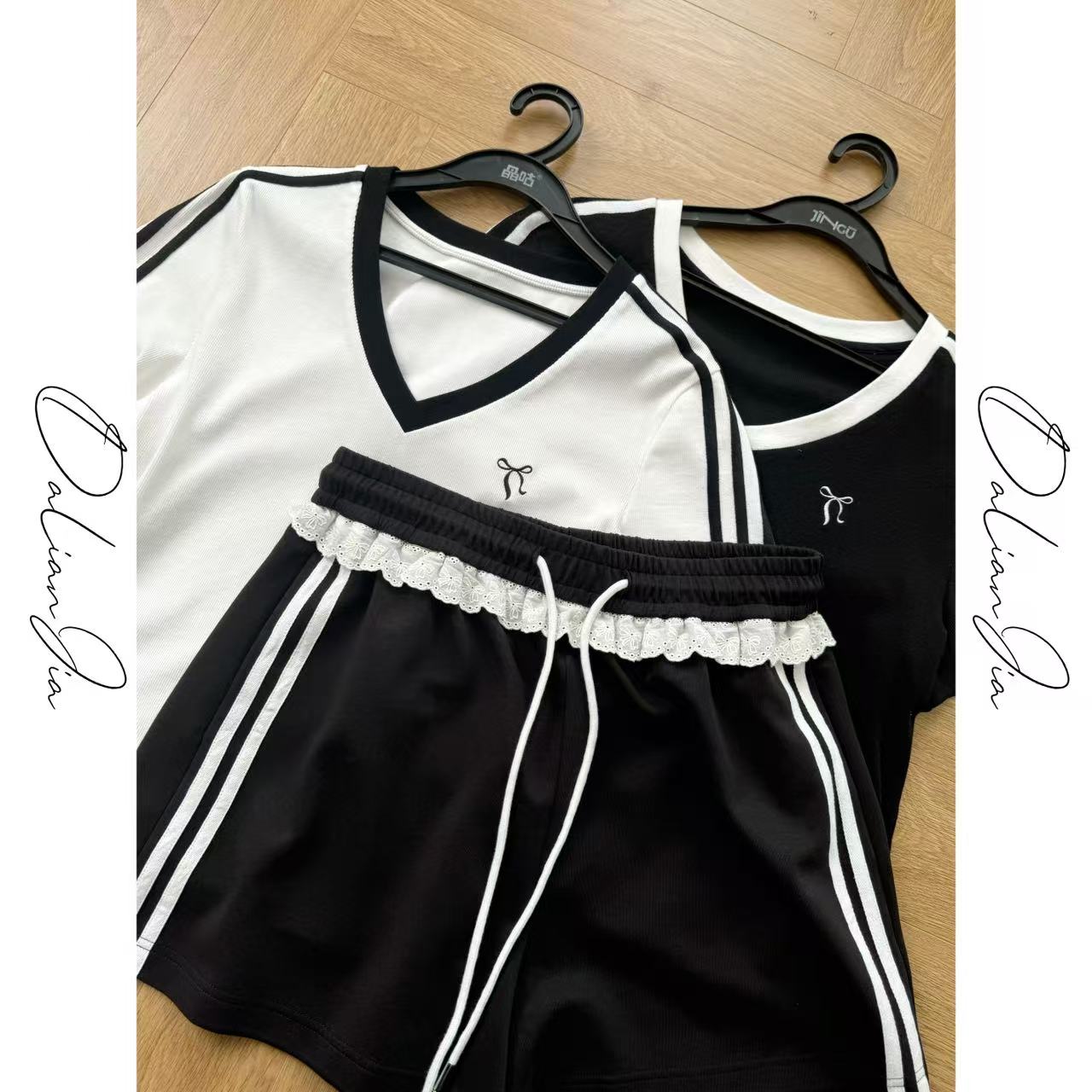 晶咕佳佳【甜妹出击】拼条V领显瘦短袖小上衣+抽绳休闲时尚短裤
