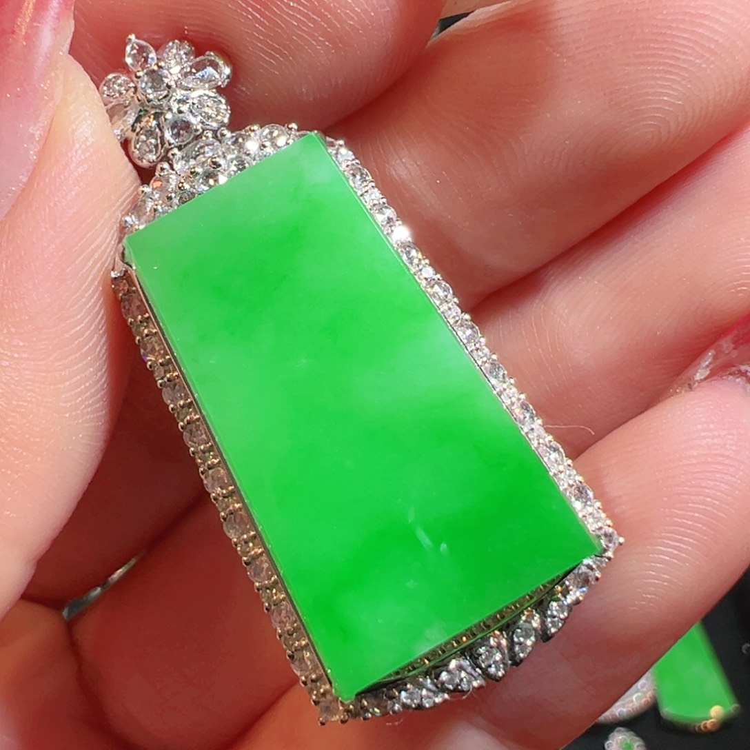 颈饰18K金镶嵌翡翠