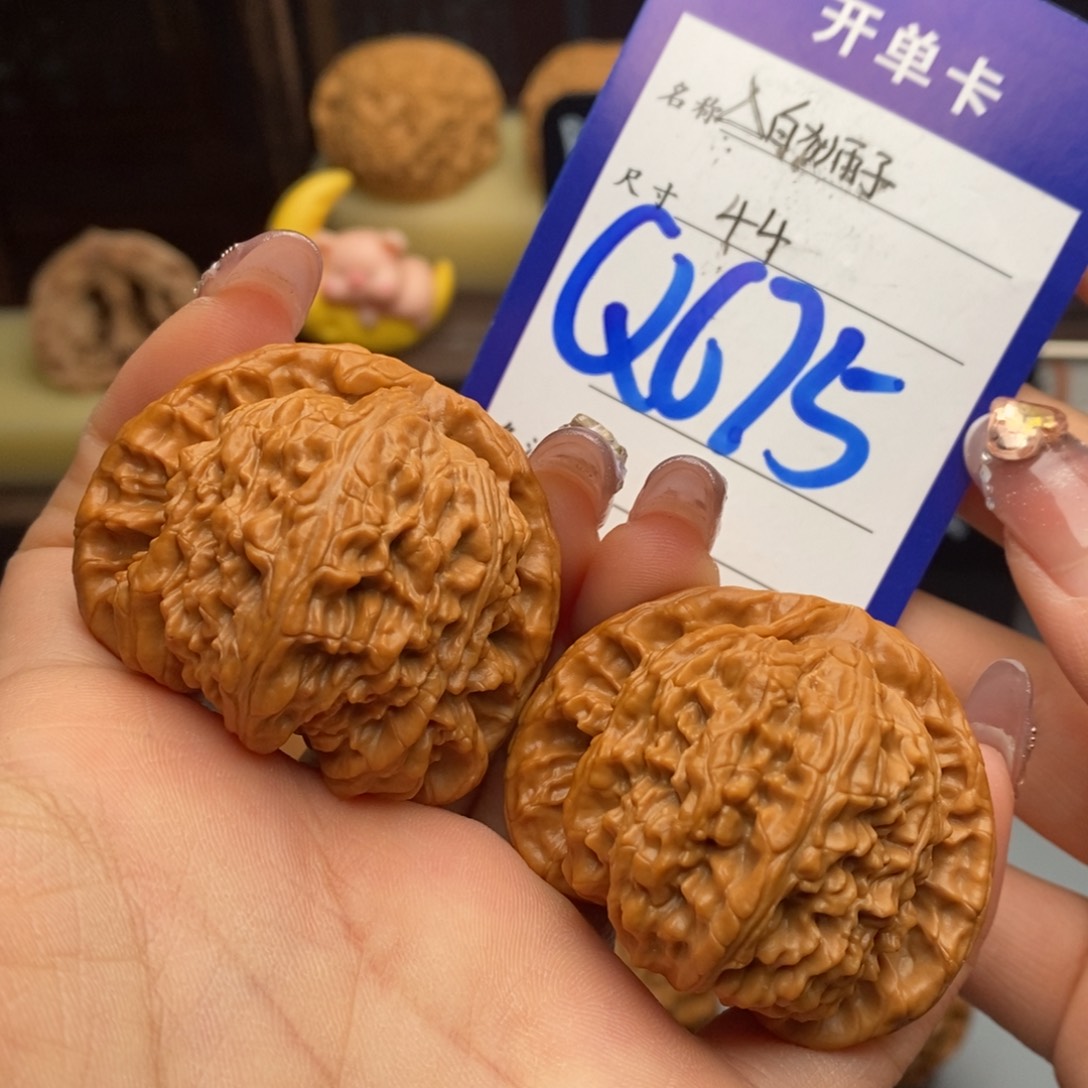 文玩核桃吊坠白狮子
