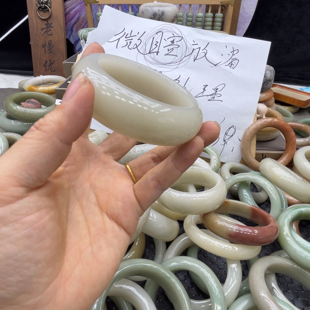 羊***咩石英质玉未镶嵌手镯