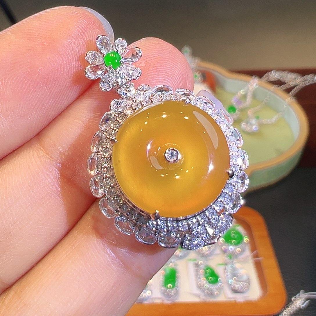 翡翠18K金镶嵌颈饰