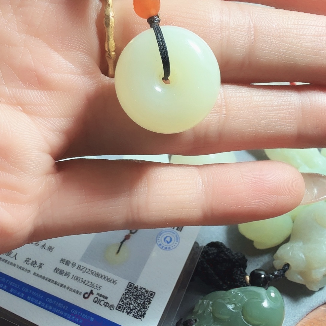 颈饰未镶嵌和田玉（糖玉）