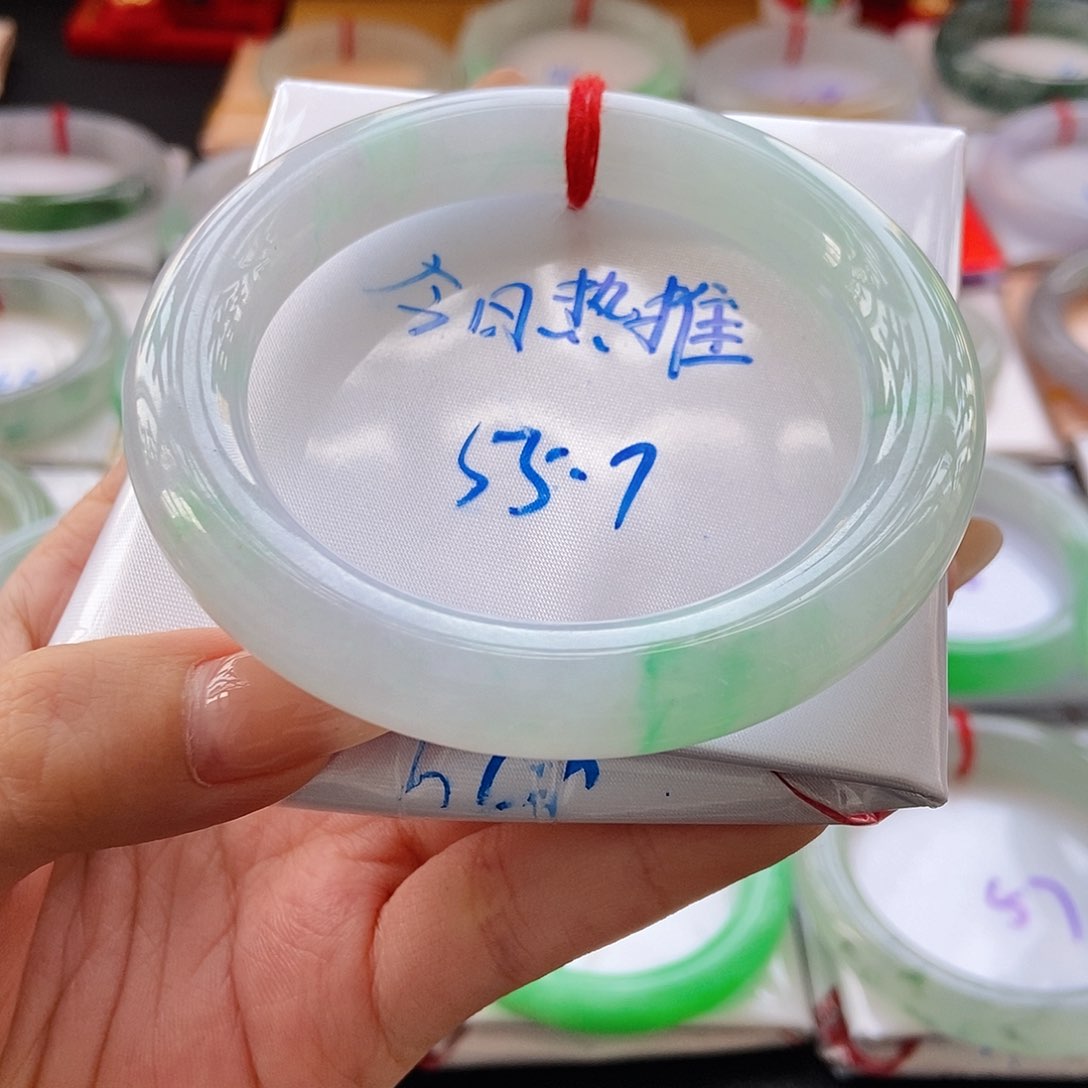 翡翠未镶嵌手镯卡*手镯