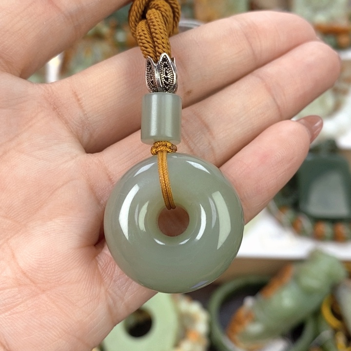 【闪购商品】透闪石质玉颈饰未镶嵌