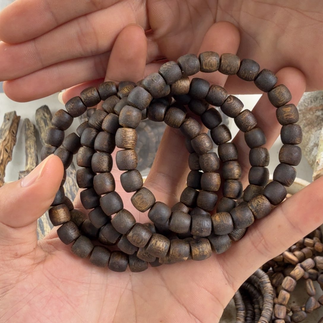 沉香碎屑沉香单圈0.8股珠蓝宝石7克多样性发一