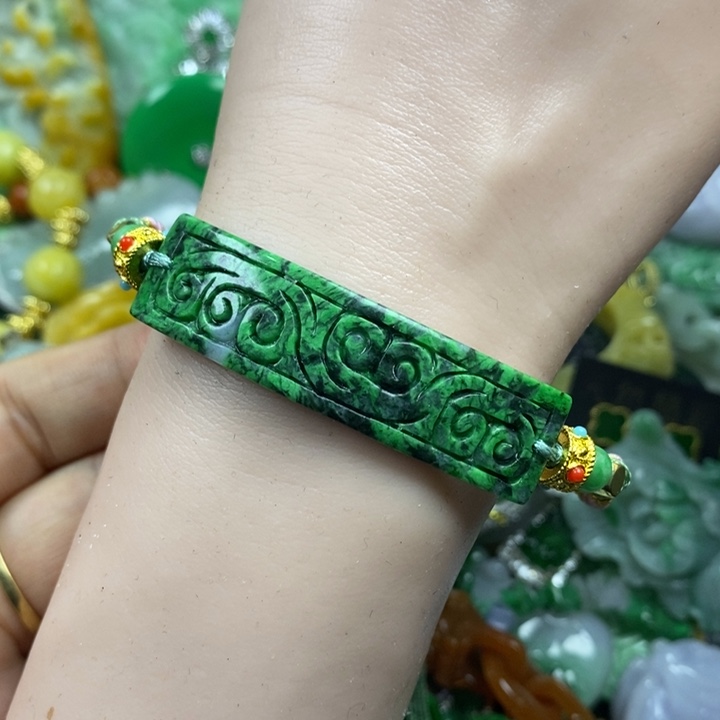 翡翠未镶嵌吊坠(赠链)