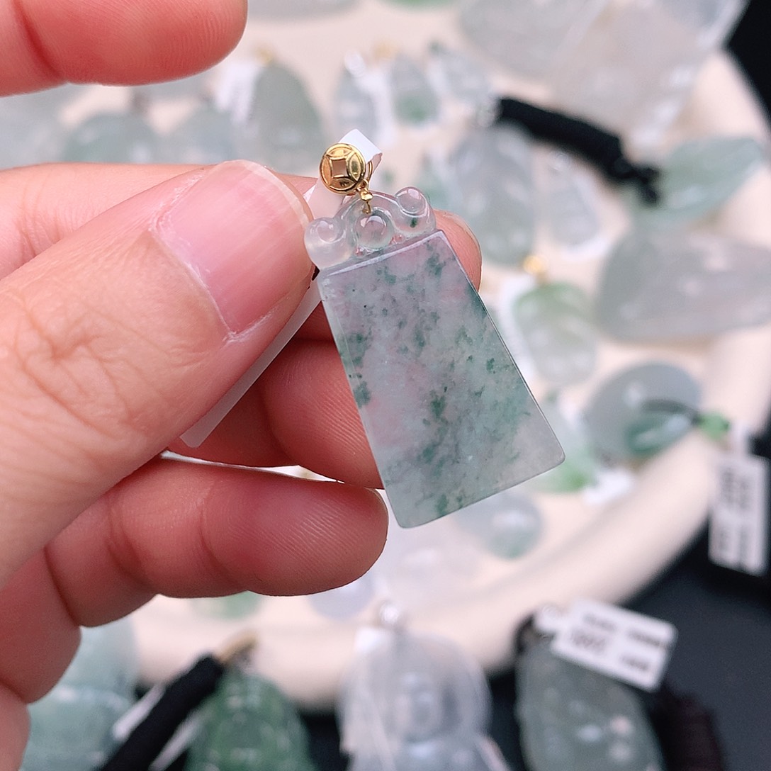 翡翠颈饰18K金镶嵌飘绿无事牌