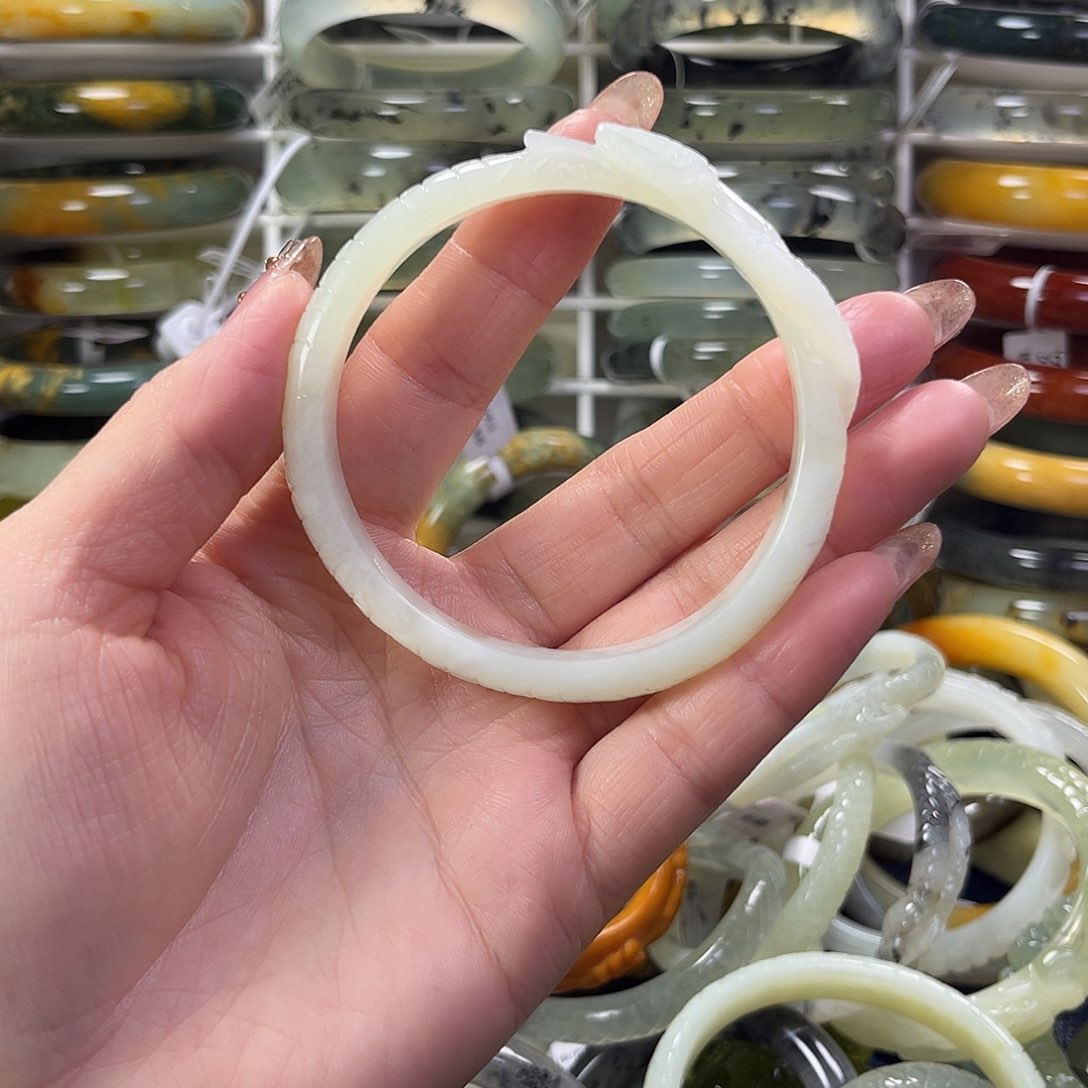 蛇纹石玉手镯未镶嵌