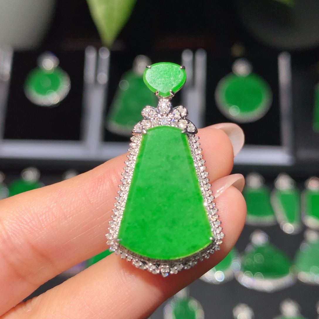 翡翠颈饰18K金镶嵌翡翠