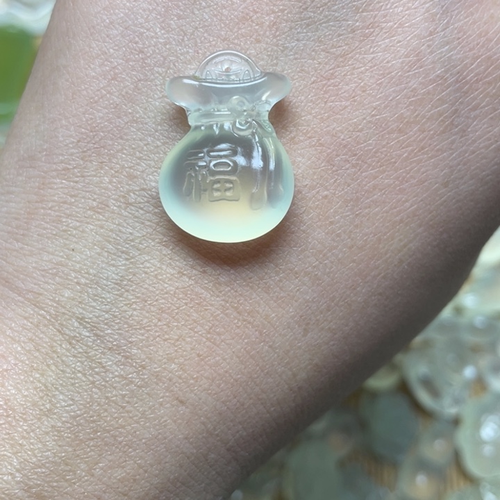 蛇纹石玉颈饰未镶嵌好*?