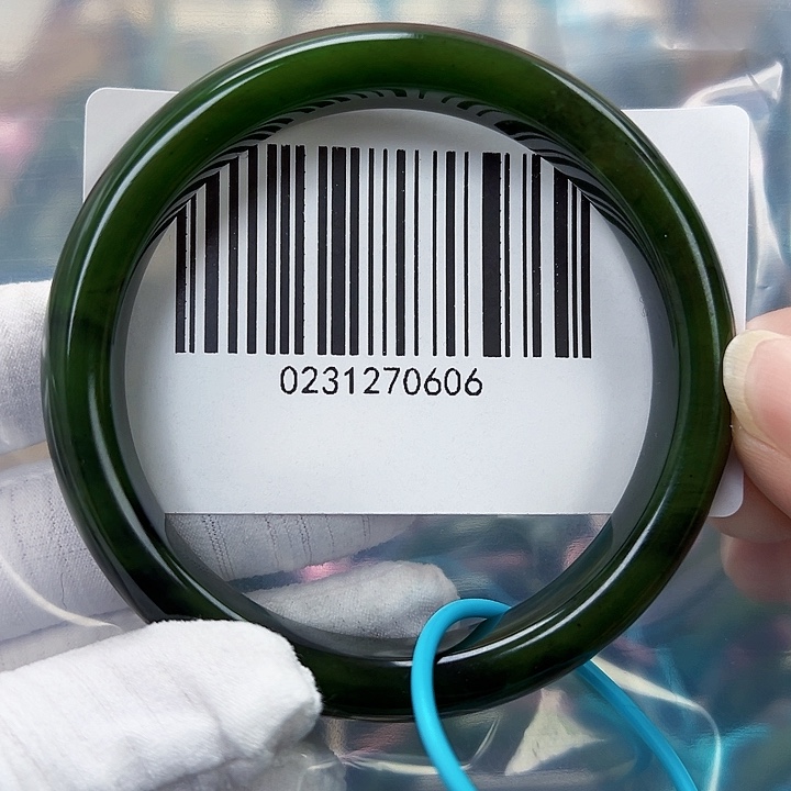 柒***月和田玉未镶嵌手镯62.5