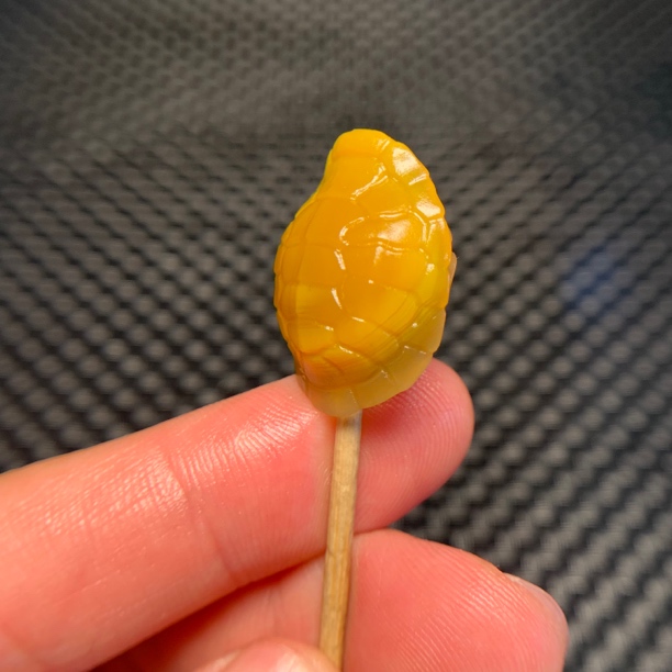 战国红富甲天下吊坠背云鸡油黄玉化料精工雕刻26×20×12mm尺寸