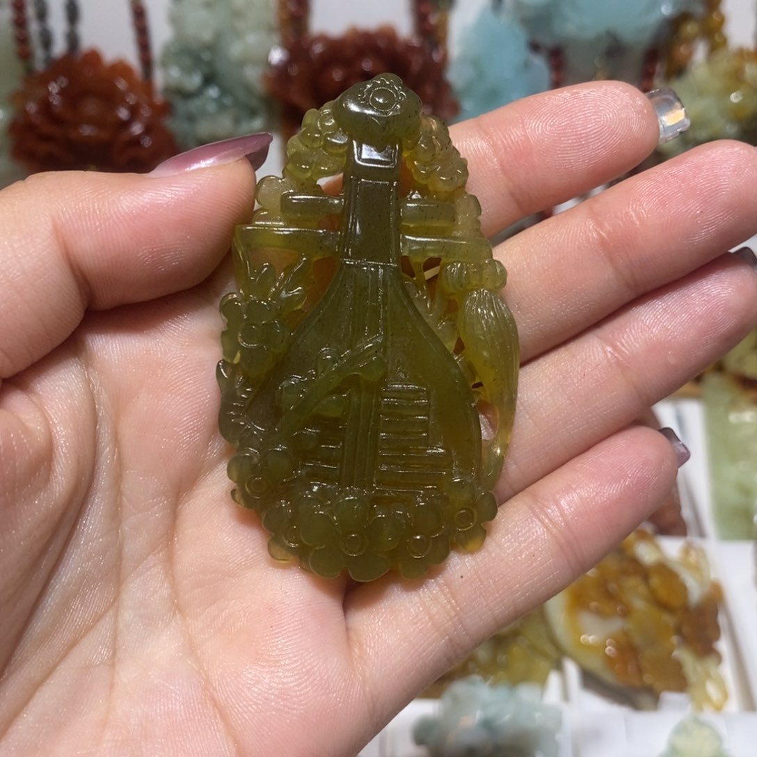 蛇纹石玉未镶嵌颈饰