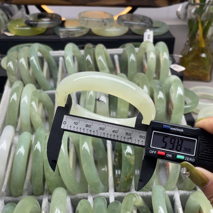 蛇纹石玉手镯未镶嵌128